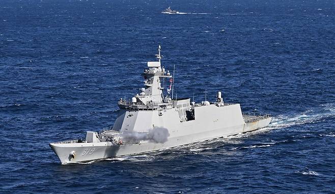 해군 3함대 호위함 경남함이 대함사격을 실시하고 있다. 세계일보 자료사진