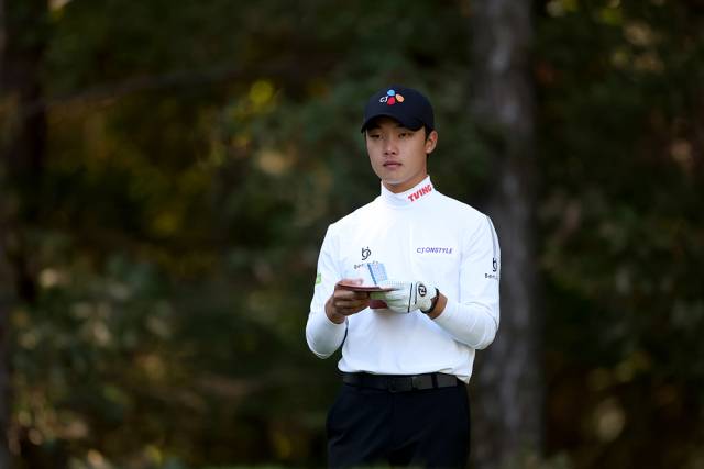 11번 홀 티잉 구역에서 공략 지점을 바라보는 송민혁. 사진 제공=KPGA