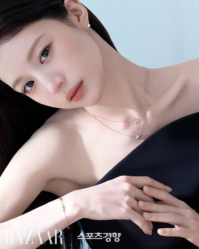 화보 촬영을 하고 있는 배우 고윤정. 하퍼스 바자 코리아 제공