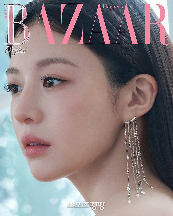 화보 촬영을 하고 있는 배우 고윤정. 하퍼스 바자 코리아 제공