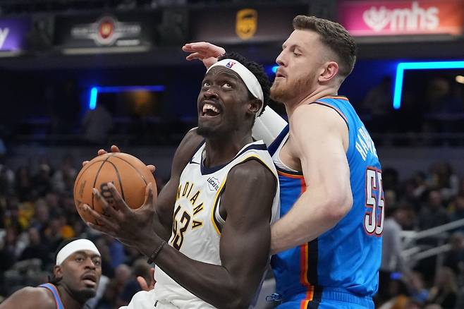 골밑을 돌파하는 파스칼 시아캄.   인디애나폴리스 | AP연합뉴스