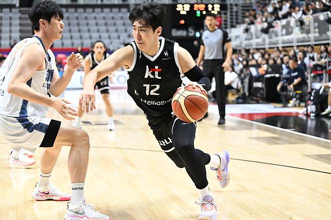 수원 KT 문정현이 24일 열린 고양 소노와의 2025~2026시즌 홈경기에서 골 밑 돌파를 시도하고 있다. KBL 제공