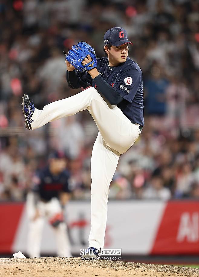 ▲ 롯데 자이언츠 마무리투수 김원중이 올해 정규시즌 경기에 등판해 투구하고 있다. ⓒ곽혜미 기자