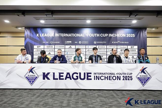 23일 인천 중구 하버파크호텔에서 진행된 K리그 인터내셔널 유스컵 인천 2025 개막 미디어데이에 참석한 외국팀 지도자 및 구단 관계자. /사진=한국프로축구연맹 제공