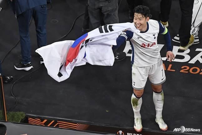 2024~2025시즌 토트넘 홋스퍼의 유럽축구연맹(UEFA) 유로파리그(UEL) 우승 후 손흥민. /AFPBBNews=뉴스1