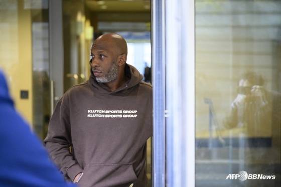 체포된 뒤 석방되고 있는 빌럽스 감독. /AFPBBNews=뉴스1