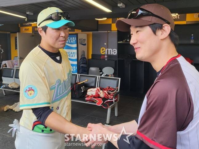 랜더스페셜 매치의 감독을 맡은 한유섬(왼쪽)과 오태곤이 24일 경기를 앞두고 악수를 나누고 있다. /사진=안호근 기자