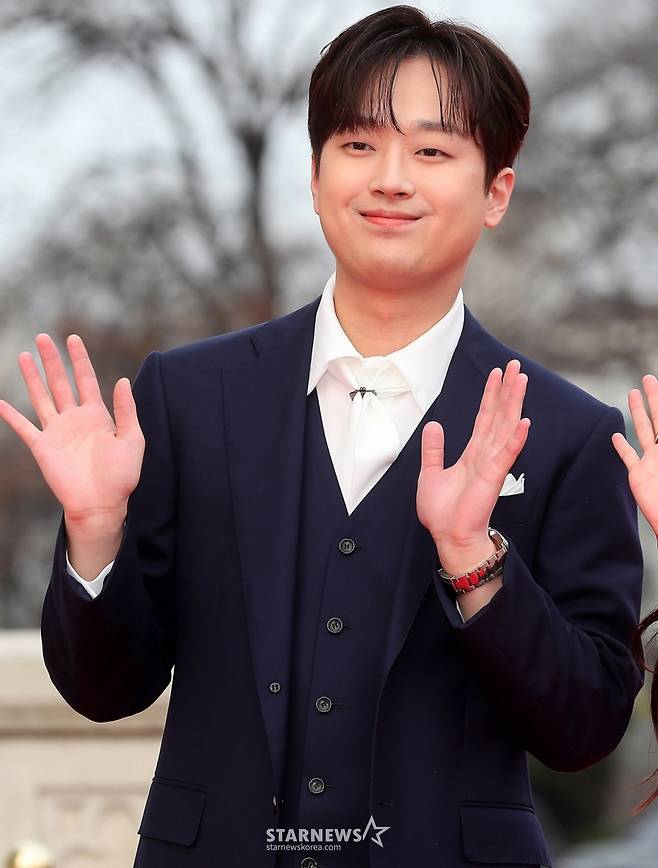 가수 이찬원이 27일 오후 서울 동대문구 경희대학교 평화의 전당에서 열린 '2024 유니버설 슈퍼스타 어워즈(Universal Superstar Awards)'에서 레드카펫을 밟고 있다. 2024.03.27 /사진=김창현