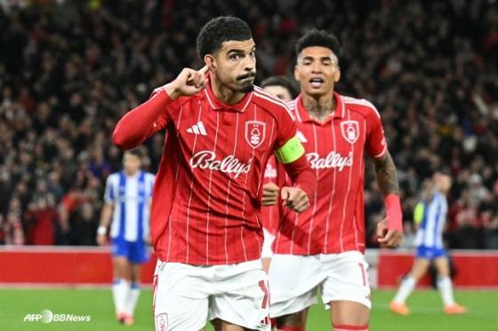 골 세리머니를 하고 있는 모건 깁스-화이트(가운데). /AFPBBNews=뉴스1