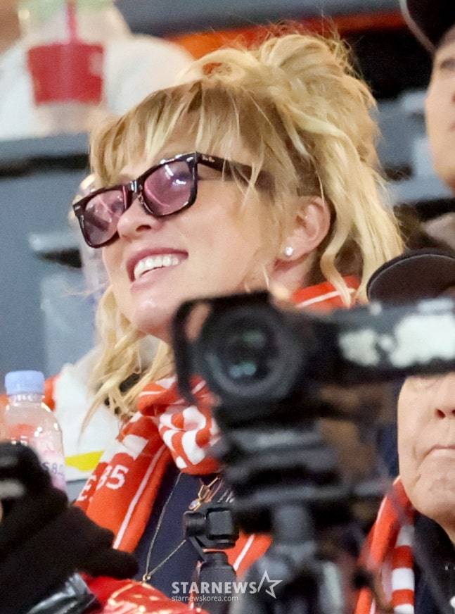 2025 KBO리그 플레이오프 5차전 한화 이글스 대 삼성 라이온즈전이 24일 대전 한화생명 볼파크에서 열렸다.  한화 선발 폰세의 아내 엠마 폰세가 만삭의 몸으로 응원을 하고 있다. /사진=김진경 대기자