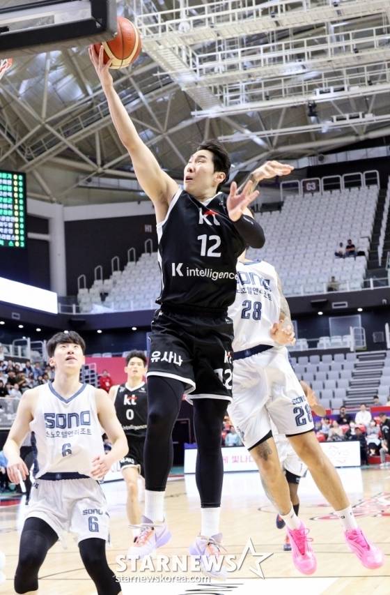 KT 문정현이 24일 수원KT소닉붐 아레나에서 열린 2025-2026 프로농구 수원KT와 고양소노의 경기에서 케빈 켐바오를 따돌리며 레이업슛을 시도하고 있다. /사진=강영조 선임기자