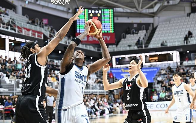 나이트(가운데)가 힉스(왼쪽)와 김선형 사이에서 골밑슛을 시도하고 있다. /사진=KBL 제공