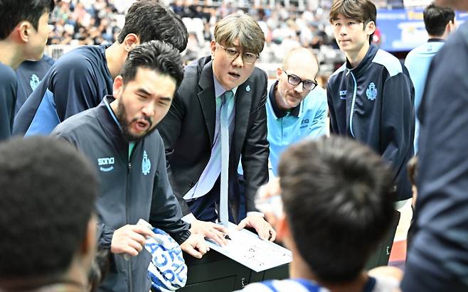 손창환(가운데) 소노 감독이 작전타임 중 선수들에게 전술 지시하고 있다. /사진=KBL 제공