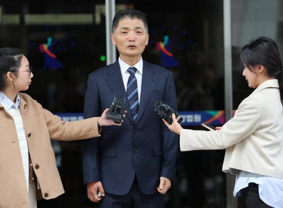 김범수 카카오 미래이니셔티브센터장(가운데)이 10월 21일 SM엔터테인먼트 주가조작 의혹 사건 1심에서 무죄 선고를 받은 뒤 심경을 밝히고 있다.&nbsp; 뉴스1