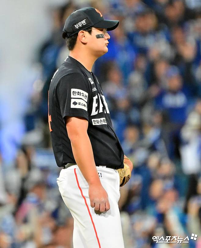 한화 이글스가 19년 만의 한국시리즈 진출 운명이 걸린 마지막 벼랑 끝 맞대결을 펼친다. 다 잡았던 4차전을 내준 충격 속에 한화 김경문 감독은 김서현을 5차전 9회 마무리 투수로 예고했다. 김 감독의 굳건한 믿음의 야구가 5차전에선 통할 수 있을지 주목되는 분위기다.&nbsp;한화는 24일 대전 한화생명볼파크에서 삼성 라이온즈와 2025 신한 SOL 뱅크 KBO 플레이오프 5차전을 치른다.&nbsp;두 팀은 시리즈 전적 2승 2패로 팽팽하게 맞서고 있다. 엑스포츠뉴스DB