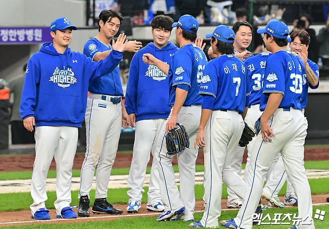 19일 오후 대전한화생명볼파크에서 열린 '2025 신한 SOL Bank KBO 포스트시즌' 삼성 라이온즈와 한화 이글스의 플레이오프 2차전 경기, 삼성이 선발투수 최원태의 7이닝 1실점 완벽투에 힘입어 한화에게 7:3의 스코어로 승리하며 시리즈 전적 1승1패로 균형을 맞췄다. 이날 경기에서 승리한 삼성 선수들이 기뻐하고 있다. 엑스포츠뉴스 DB