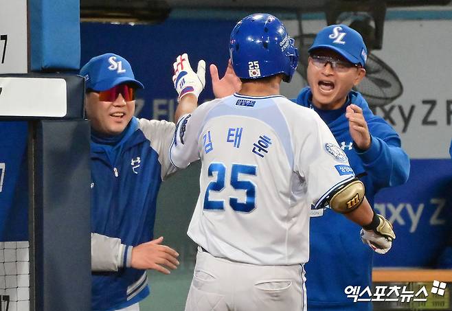 21일 오후 대구삼성라이온즈파크에서 열린 '2025 신한 SOL Bank KBO 포스트시즌' 한화 이글스와 삼성 라이온즈의 플레이오프 3차전 경기, 4회말 2사 삼성 김태훈이 솔로 홈런을 날린 후 박진만 감독과 하이파이브를 하고 있다. 엑스포츠뉴스 DB