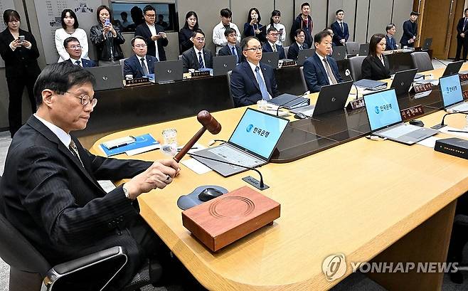 금통위 본회의서 의사봉 두드리는 이창용 한국은행 총재 (서울=연합뉴스) 이창용 한국은행 총재가 23일 서울 중구 한국은행 본관에서 열린 금융통화위원회 본회의에서 의사봉을 두드리고 있다. 2025.10.23 [사진공동취재단] photo@yna.co.kr