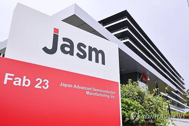 일본 구마모토현 TSMC 공장 (도쿄 교도=연합뉴스) 대만 TSMC의 일본 구마모토 공장을 운영하는 자회사 JASM은 제2공장을 짓기 위해 구마모토현 기쿠요마치와 24일 협정을 맺었다. 제2공장은 2027년 12월부터 가동된다. 사진은 TSMC 구마모토 공장 모습. 2025.10.24 photo@yna.co.kr