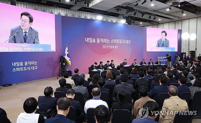 대구에서 진행된 이재명 대통령 타운홀미팅 (대구=연합뉴스) 김도훈 기자 = 24일 대구 엑스코에서 열린 '대구의 마음을 듣다' 타운홀미팅에서 참석자들이 이재명 대통령의 발언을 듣고 있다. 2025.10.24 superdoo82@yna.co.kr