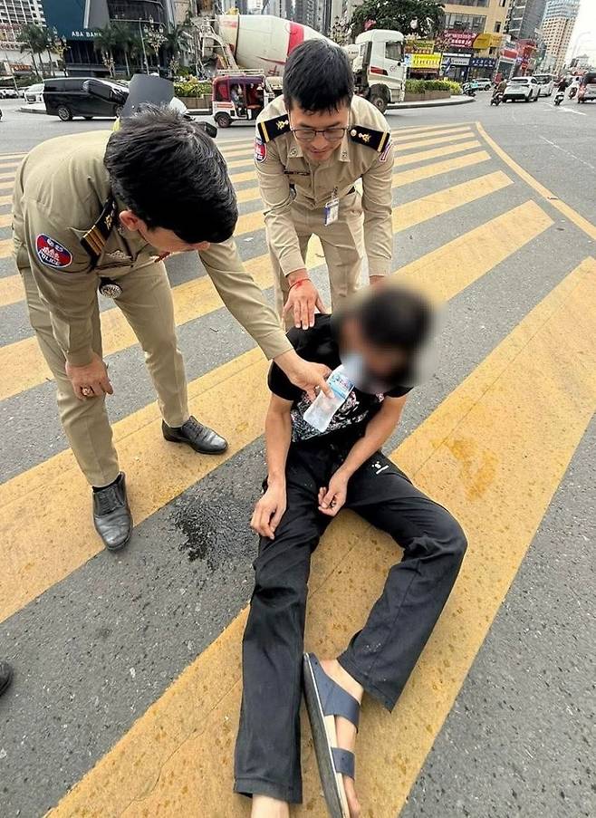 "캄보디아 시아누크빌서 실종 한국인 1명 발견…무사히 귀국" 지난 21일 캄보디아 남서부 시아누크빌의 한 대로 로터리에서 도움을 요청하던 한국인 40대 남성이 현지 경찰에 발견된 모습. 2025.10.24
[크메르타임스 홈페이지 캡처. 재판매 및 DB 금지]