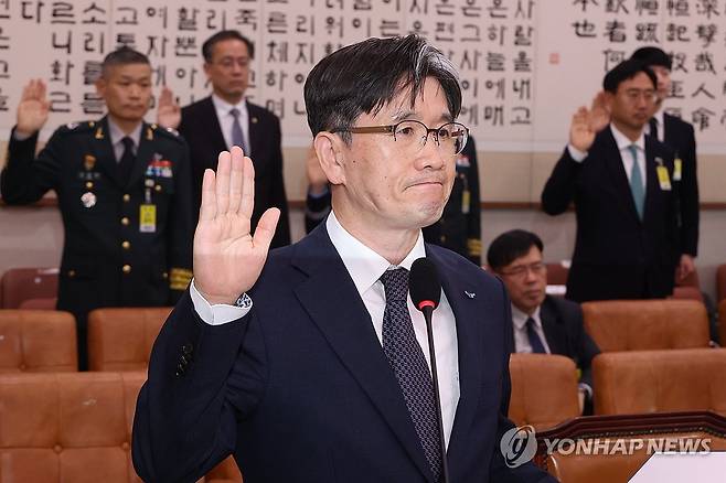 증인 선서하는 오동운 공수처장 (서울=연합뉴스) 김주성 기자 = 오동운 고위공직자범죄수사처(공수처) 처장이 24일 서울 여의도 국회 법제사법위원회에서 열린 공수처에 대한 국정감사에서 증인선서를 하고 있다. 2025.10.24 utzza@yna.co.kr