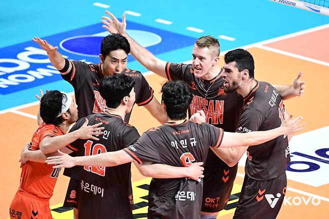 득점 후 기뻐하는 OK저축은행 선수들  [한국배구연맹 제공. 재판매 및 DB 금지]