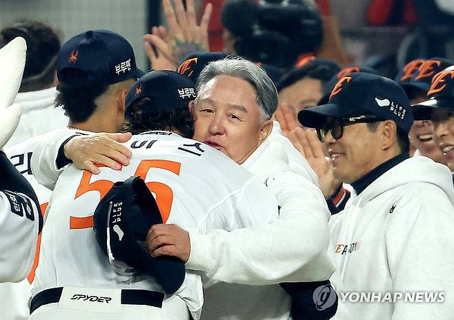 와이스 안아주는 김경문 감독 (대전=연합뉴스) 김준범 기자 = 24일 대전한화생명볼파크에서 열린 2025 프로야구 KBO리그 포스트시즌 플레이오프 5차전 삼성 라이온즈와 한화 이글스의 경기에서 승리한 김경문 감독이 와이스를 안아주고 있다. 2025.10.24 psykims@yna.co.kr