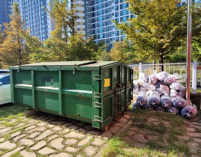 B학교 암롤박스가 가득 차 잠겨있다. 추가로 발생한 쓰레기봉투는 주변에 정리돼 있다. 문채연 기자