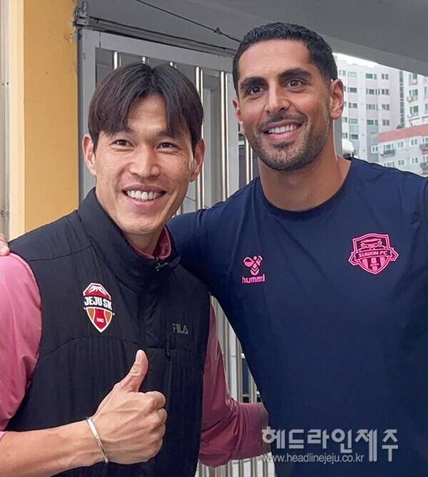 수원FC 라커룸을 찾아 사과의 뜻을 전한 제주SK 이창민(사진 왼쪽). (사진=제주SK FC 인스타 갈무리)