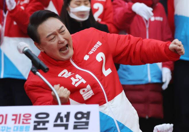 윤석열 전 대통령이 대선 선거 운동 당시 어퍼컷 세리머니를 하고 있다. (사진=사진공동취재단)