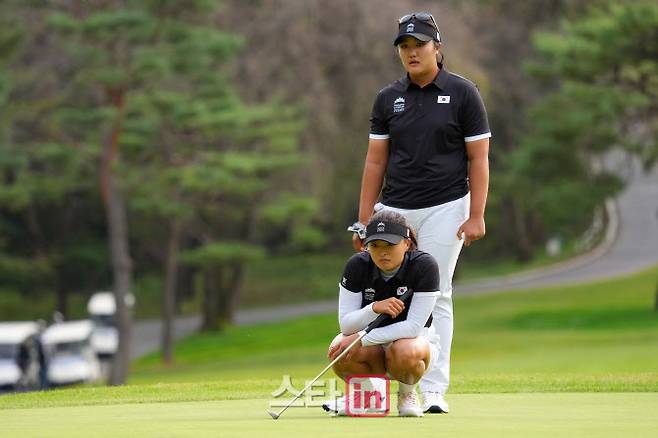 고진영(아래)와 유해란이 24일 열린 한화 라이프플러스 인터내셔널 크라운 조별리그 2차전 경기에서 그린의 경사를 확인하고 있다. (사진=LPGA)