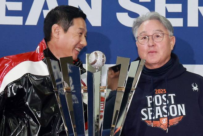 25일 서울 잠실구장에서 열린 2025 신한 SOL뱅크 KBO 한국시리즈 미디어데이에서 LG 염경엽 감독과 한화 김경문 감독이 대화하고 있다. 사진=연합뉴스
