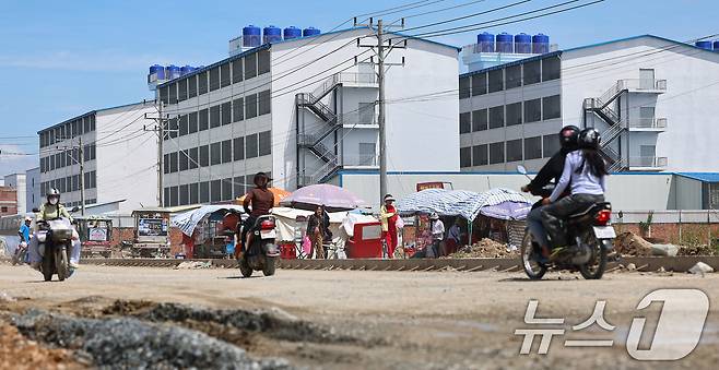 16일(현지시간) 캄보디아과 베트남 국경 지역 쯔러이톰에 위치한 온라인스캠범죄단지. 현지인들에 따르면 이 단지들은 최근 1~2년 사이에 생겼다. 범죄조직들은 지난해부터 캄보디아 당국의 단속이 심해지자 눈을 피하기 위해 국경지대로 거점을 옮기는 것으로 알려졌다. 2025.10.16/뉴스1 ⓒ News1 김도우 기자