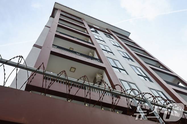 21일(현지시간) 캄보디아 프놈펜 외곽 온라인스캠범죄가 이뤄졌던 건물의 모습. 현지 언론에 따르면 이곳에서 지난달 15일 캄보디아 당국의 단속으로 온라인스캠범죄에 가담한 한국인 33명을 포함해 48명을 체포했다. 2025.10.21/뉴스1 ⓒ News1 김도우 기자