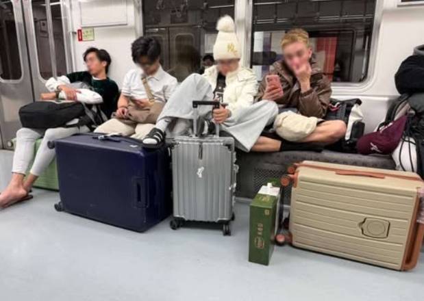 (서울 지하철 5호선의 중국인 추정 관광객들의 민폐 행동. 보배드림)