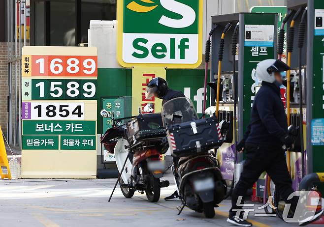 정부가 이달 말 종료 예정이던 유류세 인하 조치를 두 달 더 연장하기로 한 22일 오후 서울 시내의 한 주유소에서 시민들이 기름을 넣고 있다. 다만, 인하율은 소폭 축소돼 휘발유는 기존 10%에서 7%로, 경유와 LPG 부탄은 15%에서 10%로 축소된다. 이에 따라 다음 달부터 유류세는 휘발유는 리터당 25원, 경유는 리터당 29원, 부탄은 리터당 10원씩 늘어난다. 2025.10.22/뉴스1 ⓒ News1 김민지 기자