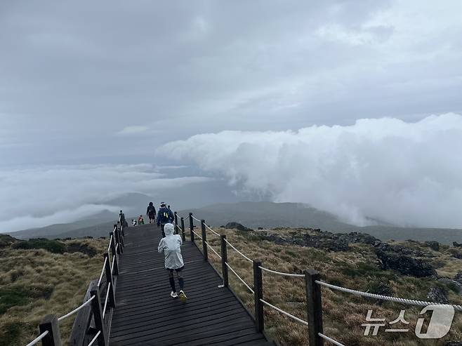 지난 18일 오후 3시 20분께 트랜스제주 100k 대회의 주무대인 한라산 정상 일대를 달리는 참가자들. 2025.10.18/뉴스1 ⓒ News1 이상휼 기자