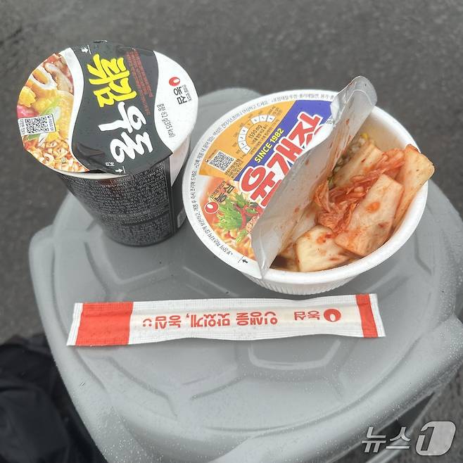 트랜스제주 100k 체크포인트 네번째 구간서 제공된 사발면. 기자는 두 사발을 허겁지겁 들이켰다. 2025.10.18/뉴스1 ⓒ News1 이상휼 기자