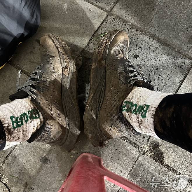 트랜스제주 100k 대회를 완주허고서 엉망이 된 기자의 신발. 2025.10.19/뉴스1 ⓒ News1 이상휼 기자