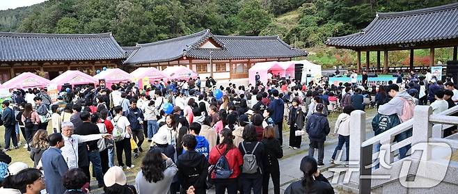 주말인 25일 김천 사명대사공원과 직지문화공원 등에서 개막한 김천김밥축제에 인파가 몰려 인산인해를 이루고 있다.  (김천시 제공. 재판매 및 DB금지)/뉴스1
