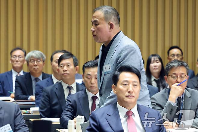 정치 브로커' 명태균씨가 23일 오후 서울 중구 서울시청에서 열린 국회 행정안전위원회 서울시청 국정감사에서 권칠승 더불어민주당 의원 질의에 답변하기 위해 발언대로 향하고 있다. 2025.10.23/뉴스1 ⓒ News1 황기선 기자