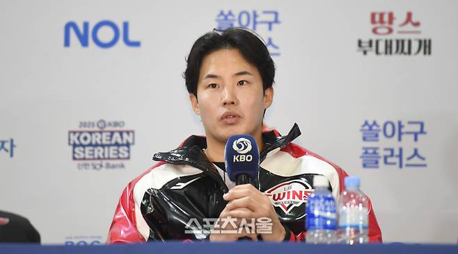 LG 임찬규가 25일 서울 잠실구장에서 열린 2025 KBO 포스트시즌 한국시리즈 미디어데이에서 출사표를 밝히고 있다. 잠실 | 최승섭기자 thunder@sportsseoul.com