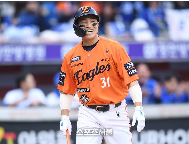 한화 손아섭이 18일 대전 한화생명볼파크에서 열린 2025 KBO 포스트시즌 플레이오프 1차전 삼성과 경기 1회말 헛스윙 삼진아웃을 당한 후 아쉬워하고 있다. 대전 | 최승섭기자 thunder@sportsseoul.com