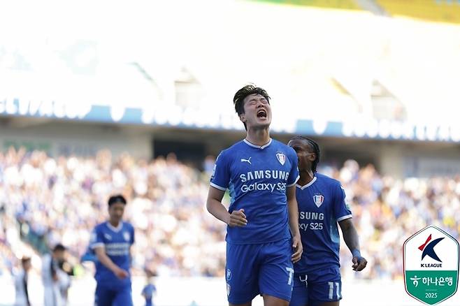 수원 김지현이 전남전에서 득점 후 환호하고 있다. 사진 | 한국프로축구연맹