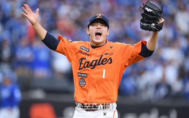 한화 투수 문동주가 18일 대전 한화생명볼파크에서 열린 2025 KBO 포스트시즌 플레이오프 1차전 삼성과 경기 7회초 2사 상대 김지찬을 내야땅볼로 처리한 후 환호하고 있다. 대전 | 최승섭 기자 thunder@sportsseoul.com