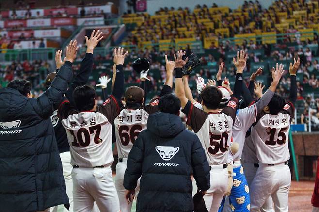 24일 인천 SSG랜더스필드에서 열린 '섬곤전'에서 득점 후 기뻐하는 선수들. 사진=SSG 랜더스