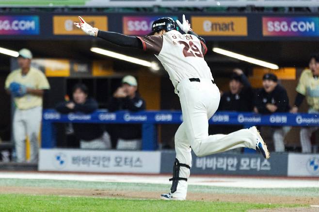 안타를 친 후 환호하는 김광현. 사진=SSG 랜더스