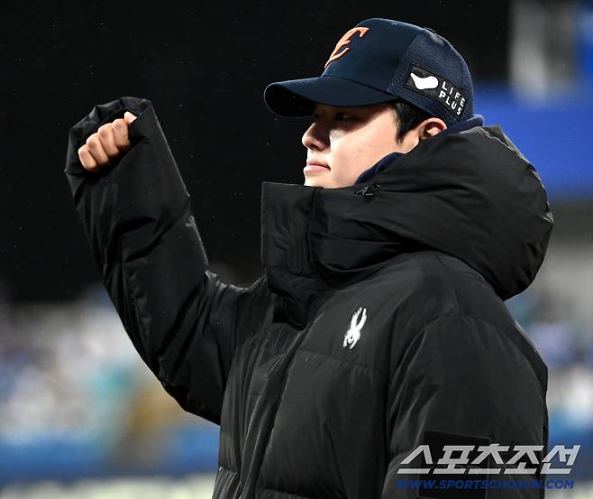 22일 대구 삼성라이온즈파크에서 열린 한화와 삼성의 플레이오프 4차전, 한화 문동주가 워밍업을 마친 선발투수 정우주와 함께 더그아웃으로 향하고 있다. 대구=허상욱 기자wook@sportschosun.com/2025.10.22/