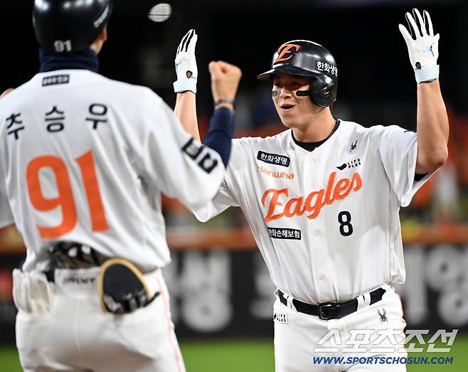 24일 대전 한화생명볼파크에서 열린 PO 5차전 삼성과 한화의 경기, 1회말 1사 2,3루 노시환이 선취 1타점 적시타를 치고 기뻐하고 있다. 대전=허상욱 기자wook@sportschosun.com/2025.10.24/